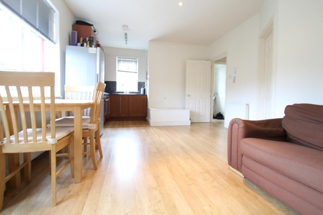  Image of 1 Bedroom Flat to rent at Sanderstead, CR2 0BD