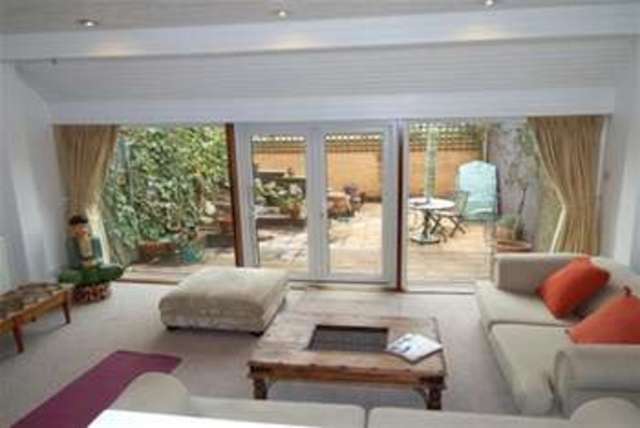  Image of 4 Bedroom Detached to rent at London, NW7 2RZ