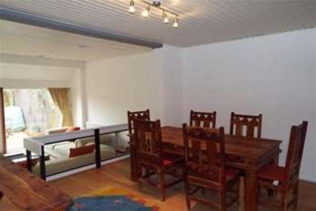  Image of 4 Bedroom Detached to rent at London, NW7 2RZ