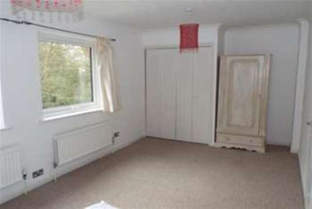  Image of 4 Bedroom Detached to rent at London, NW7 2RZ