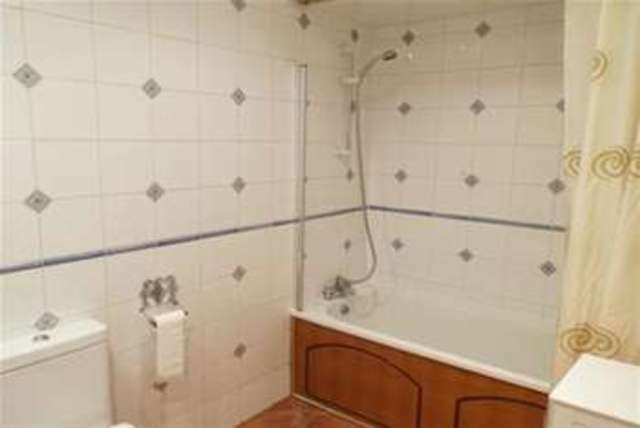  Image of 4 Bedroom Detached to rent at London, NW7 2RZ