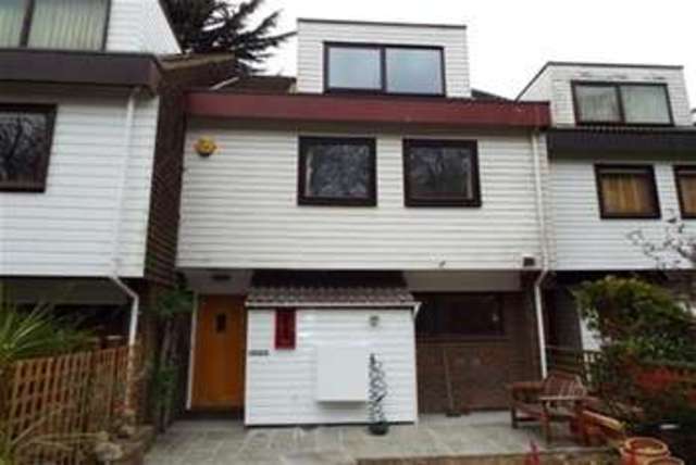  Image of 4 Bedroom Detached to rent at London, NW7 2RZ