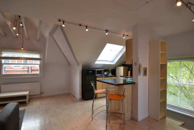  Image of 2 Bedroom Flat to rent at Mornington Avenue  London, W14 8UJ