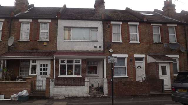  Image of Semi-Detached to rent at Myrtle Road  Hounslow, TW3 1QE