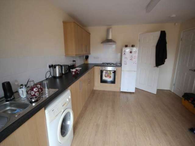  Image of 3 Bedroom Semi-Detached to rent at Rochdale Rochdale, OL16 5LR
