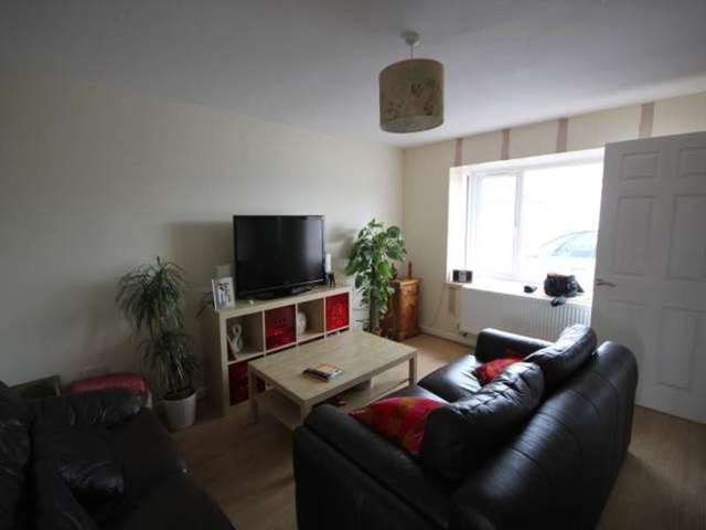  Image of 3 Bedroom Semi-Detached to rent at Rochdale Rochdale, OL16 5LR