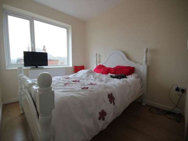  Image of 3 Bedroom Semi-Detached to rent at Rochdale Rochdale, OL16 5LR