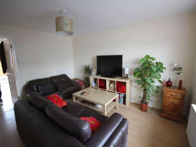  Image of 3 Bedroom Semi-Detached to rent at Rochdale Rochdale, OL16 5LR