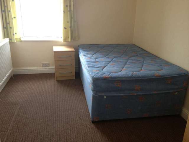  Image of 3 Bedroom Flat to rent at Penarth Road Grangetown Cardiff, CF11 6JU