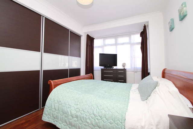  Image of 3 Bedroom End of Terrace for sale at Surbiton Surrey, KT6 7QT