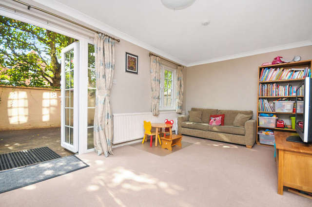  Image of 4 Bedroom Town House to rent at Surrey  Kingston Upon Thames, KT2 7PT