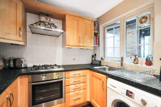 kitchen Image of 4 Bedroom Town House to rent at Surrey Kingston Upon Thames, KT2 7PT Image of kitchen