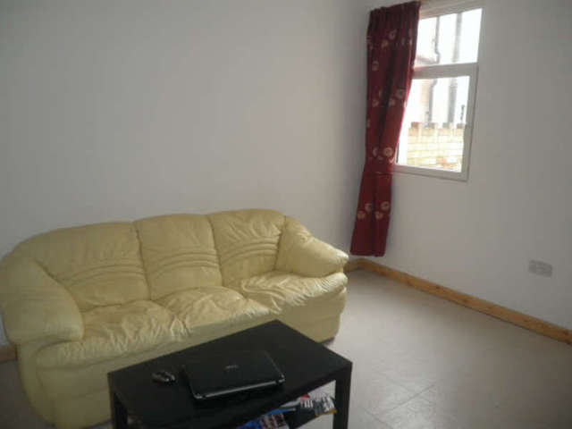  Image of 2 Bedroom Flat to rent at Australia Road  Cardiff, CF14 3DB