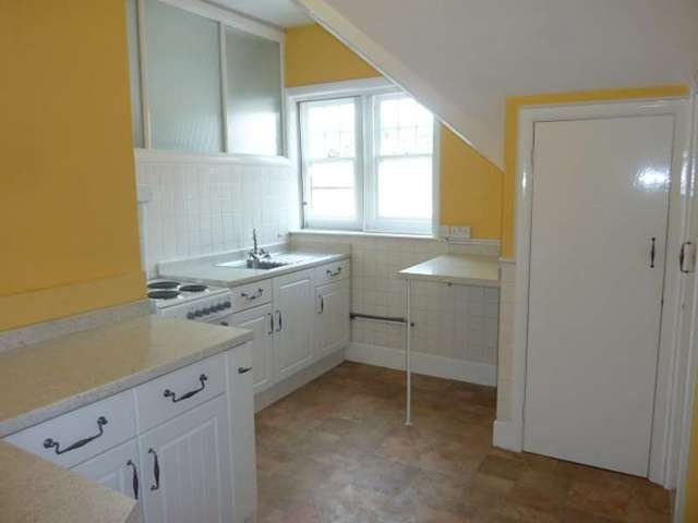  Image of 2 Bedroom Flat to rent at 1 Beachy Head Road  Eastbourne, BN20 7QN