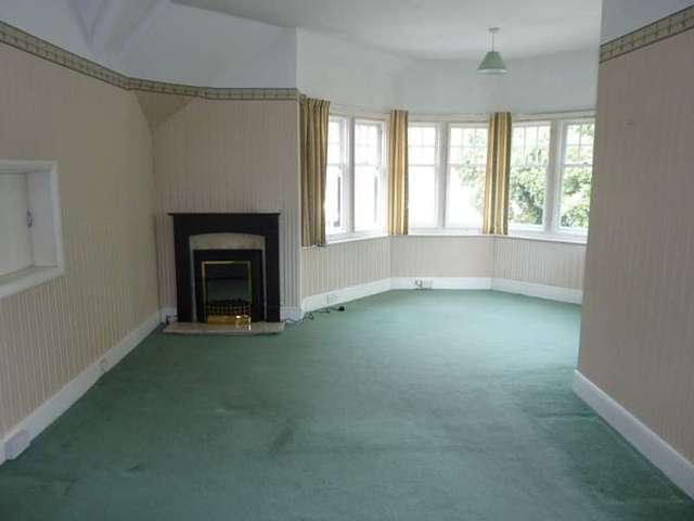  Image of 2 Bedroom Flat to rent at 1 Beachy Head Road  Eastbourne, BN20 7QN