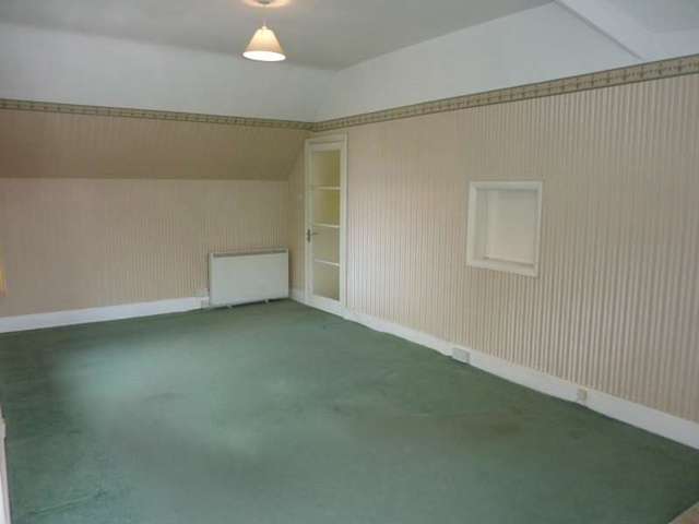  Image of 2 Bedroom Flat to rent at 1 Beachy Head Road  Eastbourne, BN20 7QN