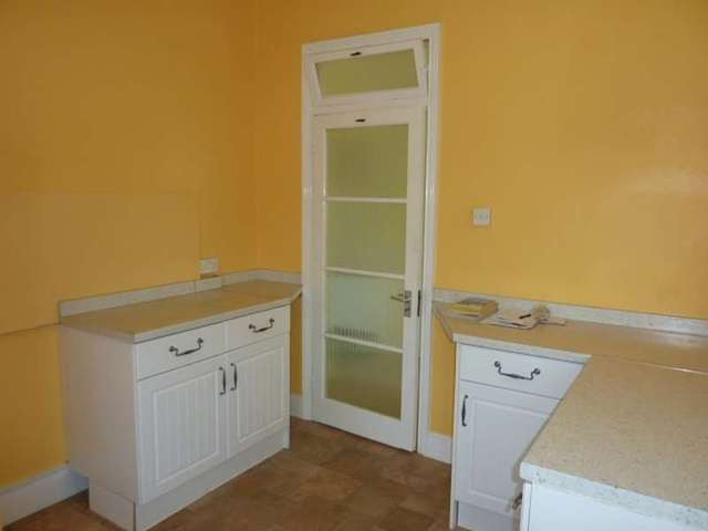  Image of 2 Bedroom Flat to rent at 1 Beachy Head Road  Eastbourne, BN20 7QN