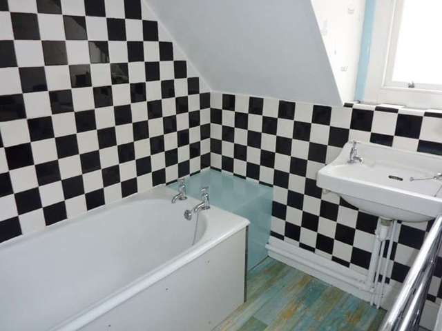  Image of 2 Bedroom Flat to rent at 1 Beachy Head Road  Eastbourne, BN20 7QN