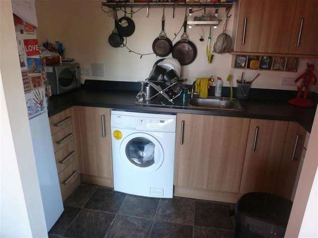  Image of 2 Bedroom Flat for sale at Havant Hampshire Havant, PO9 5DJ