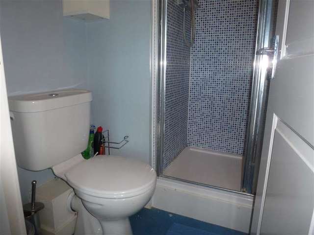  Image of 2 Bedroom Flat for sale at Havant Hampshire Havant, PO9 5DJ