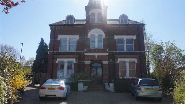  Image of 2 Bedroom Apartment for sale at South Croydon Surrey South Croydon, CR2 7EF