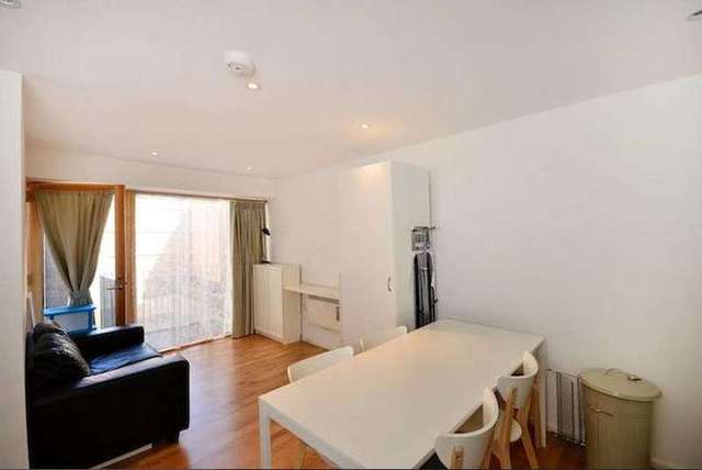  Image of 2 Bedroom Flat to rent at London, NW1 1RX