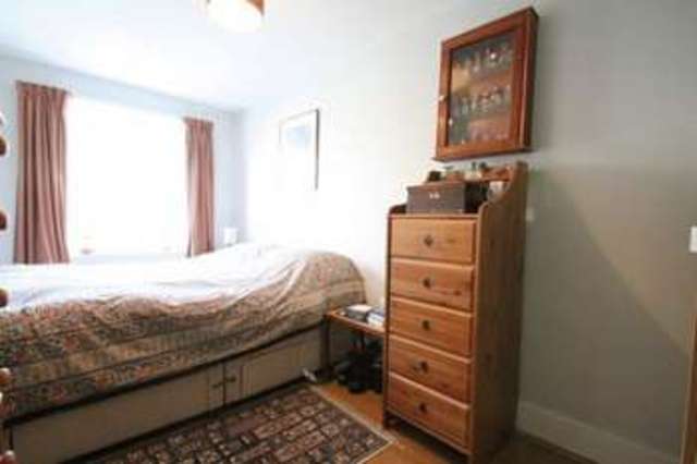  Image of 2 Bedroom Flat for sale at Dunsmure Road  London, N16 5PR