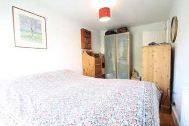  Image of 2 Bedroom Flat for sale at Dunsmure Road  London, N16 5PR