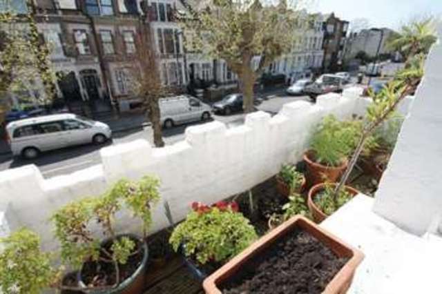  Image of 2 Bedroom Flat for sale at Dunsmure Road  London, N16 5PR