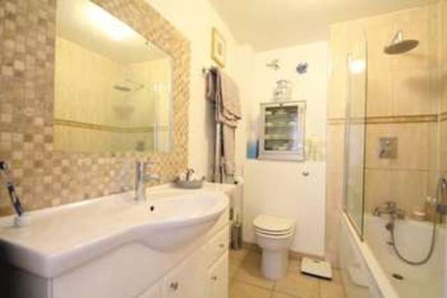  Image of 2 Bedroom Flat for sale at Dunsmure Road  London, N16 5PR