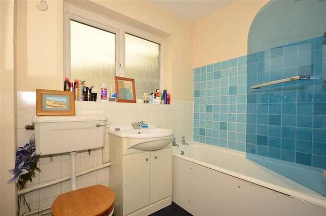  Image of 2 Bedroom Flat for sale at Sutton Surrey Sutton, SM2 5JR