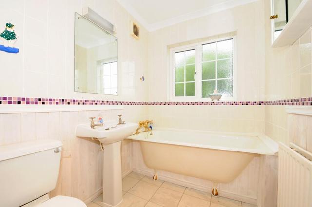  Image of 4 Bedroom Detached to rent at East Molesey Surrey Surrey, KT8 0BS
