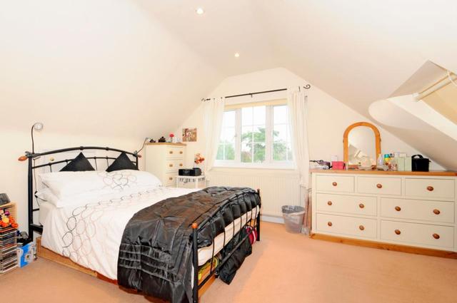  Image of 4 Bedroom Detached to rent at East Molesey Surrey Surrey, KT8 0BS