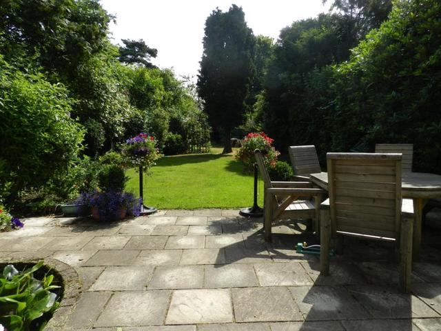  Image of 4 Bedroom Detached to rent at East Molesey Surrey Surrey, KT8 0BS
