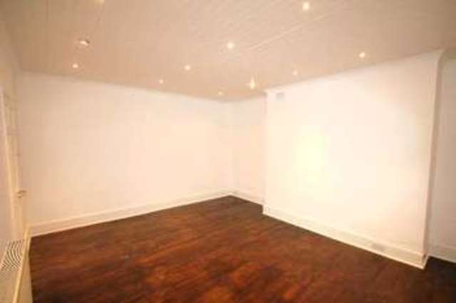  Image of 3 Bedroom Flat to rent at Highbury London Highbury, N5 2NL