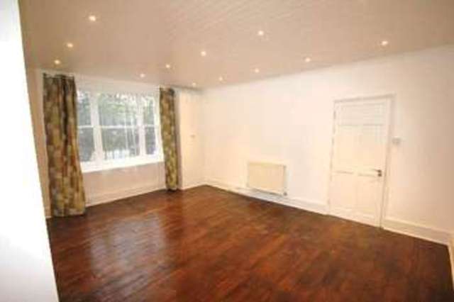  Image of 3 Bedroom Flat to rent at Highbury London Highbury, N5 2NL