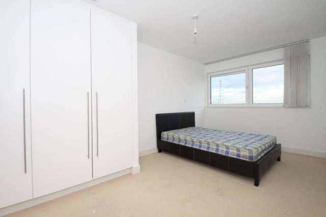  Image of 2 Bedroom Flat to rent at Albert Basin Way  London, E16 2QP
