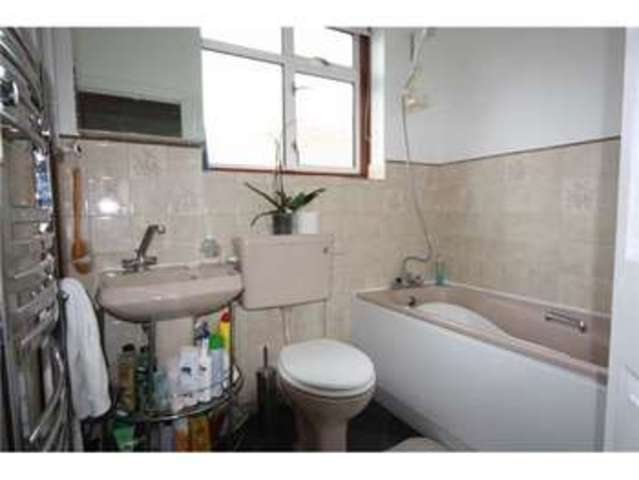  Image of 1 Bedroom Property to rent at Long Drive  Greenford, UB6 8NB