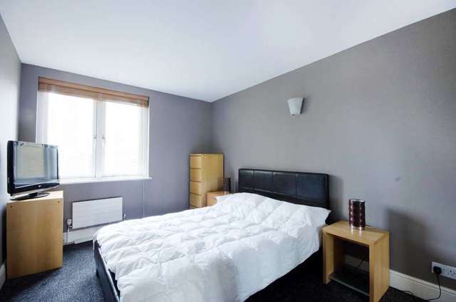  Image of 2 Bedroom Flat to rent at Pierpoint Building  Canary Wharf, E14 8NQ