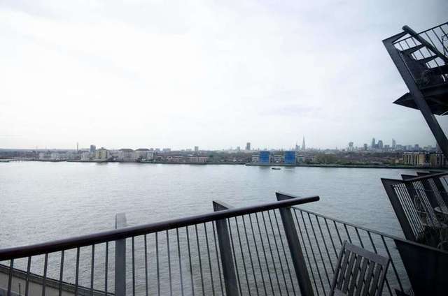  Image of 2 Bedroom Flat to rent at Pierpoint Building  Canary Wharf, E14 8NQ