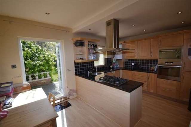  Image of 2 Bedroom Detached to rent at London, E11 4DJ