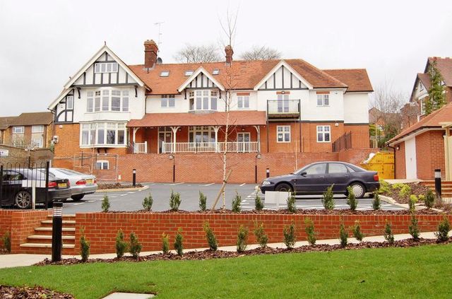  Image of 3 Bedroom Flat to rent at Rectory Avenue  High Wycombe, HP13 6HW