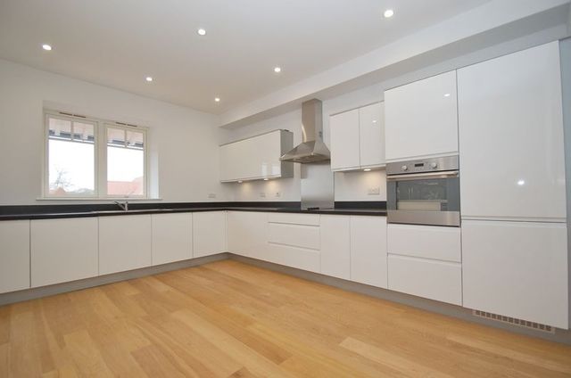  Image of 3 Bedroom Flat to rent at Rectory Avenue  High Wycombe, HP13 6HW