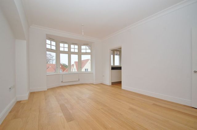  Image of 3 Bedroom Flat to rent at Rectory Avenue  High Wycombe, HP13 6HW