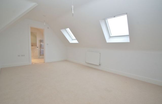  Image of 3 Bedroom Flat to rent at Rectory Avenue  High Wycombe, HP13 6HW