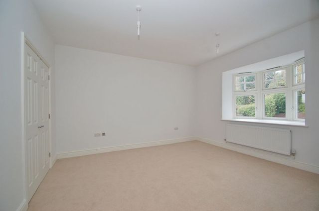  Image of 3 Bedroom Flat to rent at Rectory Avenue  High Wycombe, HP13 6HW