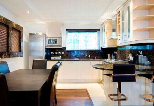  Image of 3 Bedroom Flat to rent at London, WC1E 7AQ
