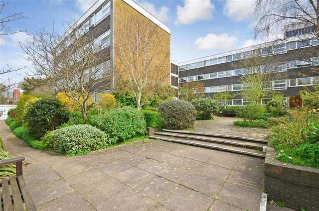  Image of 3 Bedroom Flat for sale at Hove East Sussex Hove, BN3 1RL