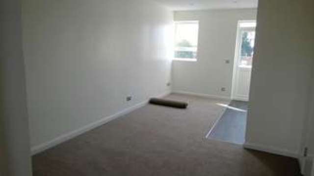  Image of 1 Bedroom Flat for sale at Walton Road  West Molesey, KT8 2QF