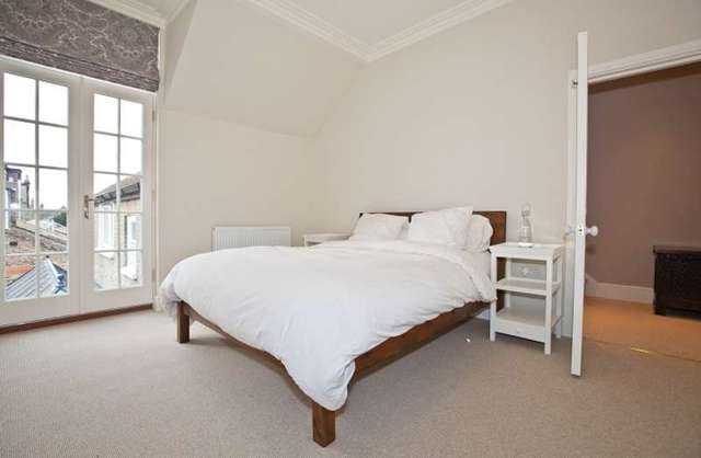 Image of 4 Bedroom Detached to rent at Chiswick, W4 1EE